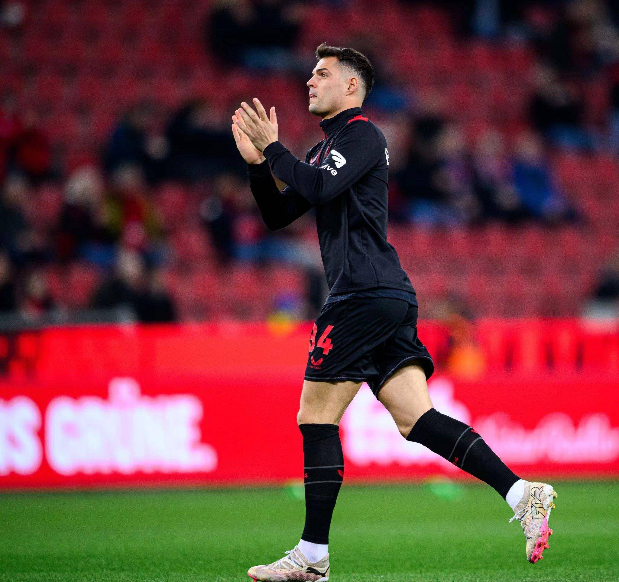 勒沃库森迎国王杯关键赛，冲刺阶段远射贴柱，悬念犹存，心理建设被强调(勒沃库森美因茨直播)